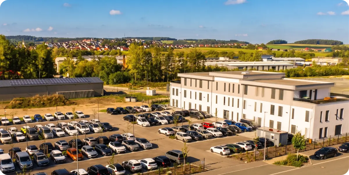 audesk-bürogebäude-mit-großem-b2b-fahrzeugbestand-auf-dem-händlerparkplatz-vor-ort.